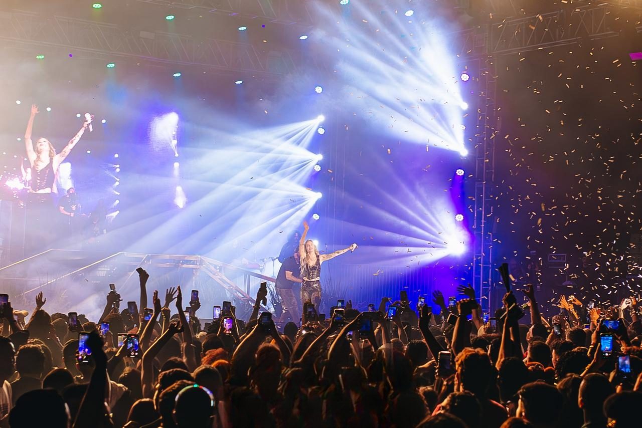 Show com feixes de luz e confete