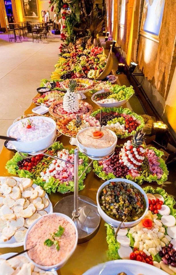 Mesa de buffet montada com frios, saladas e petiscos
