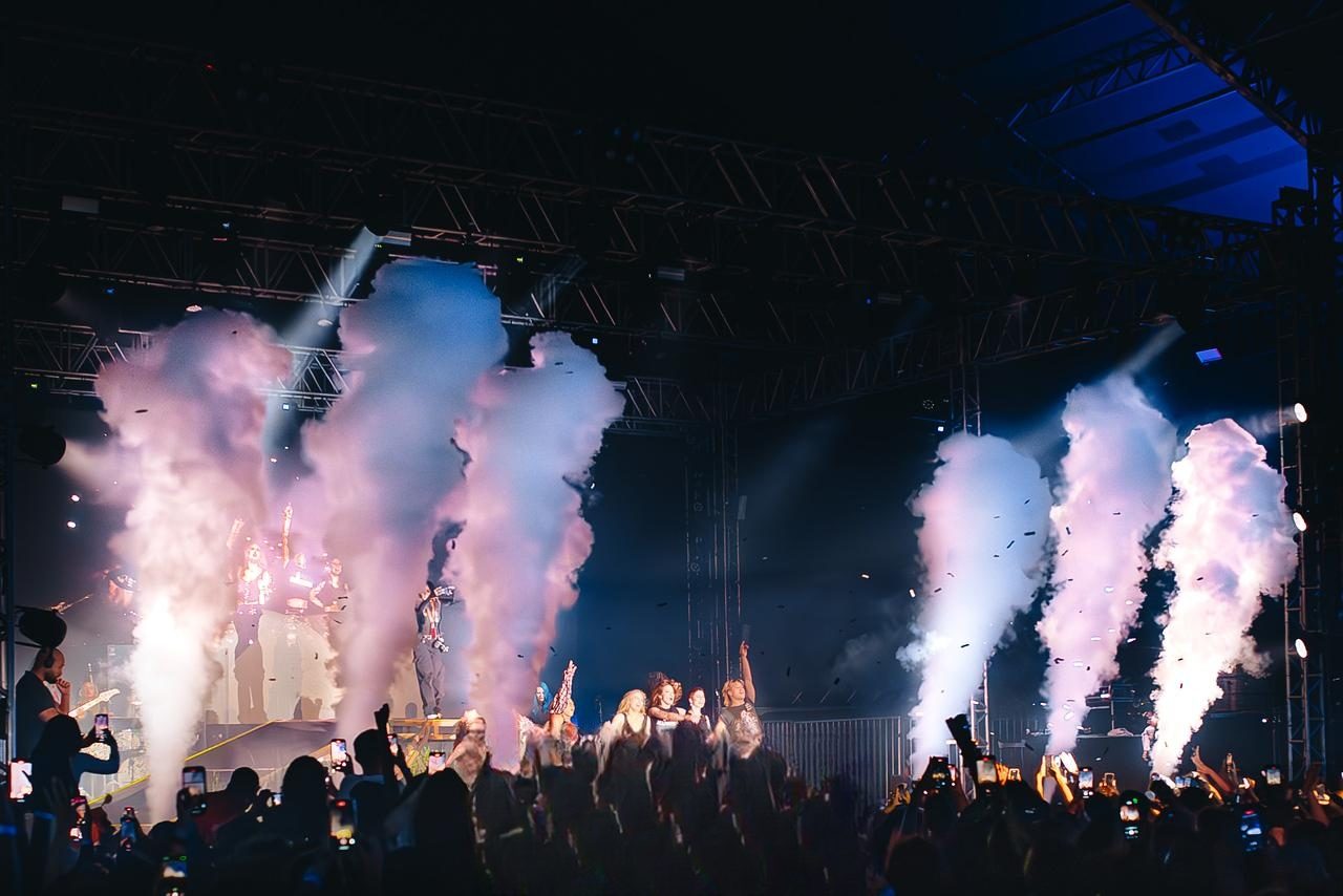 Show ao vivo com jatos de fumaça