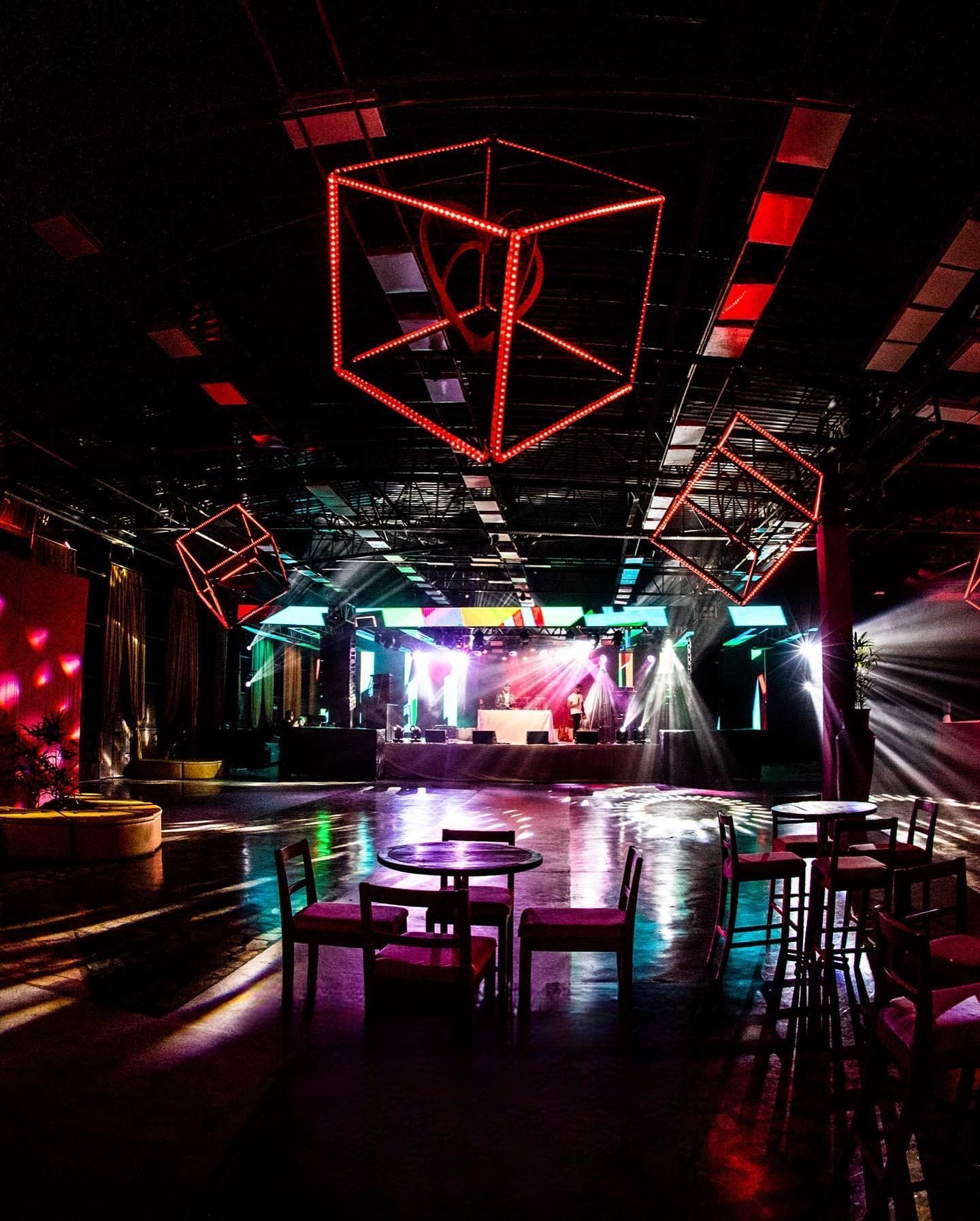 Ambientação com cubos de LED sobre a pista