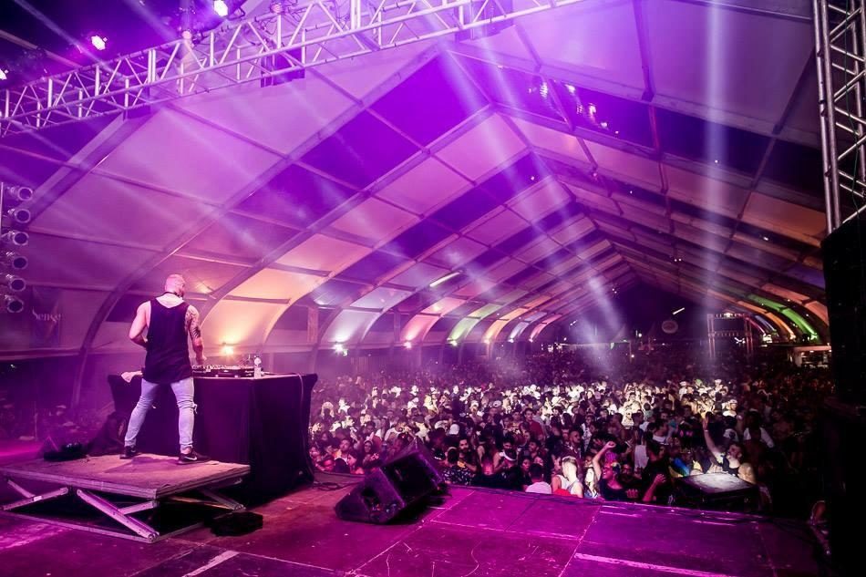 DJ comandando a pista