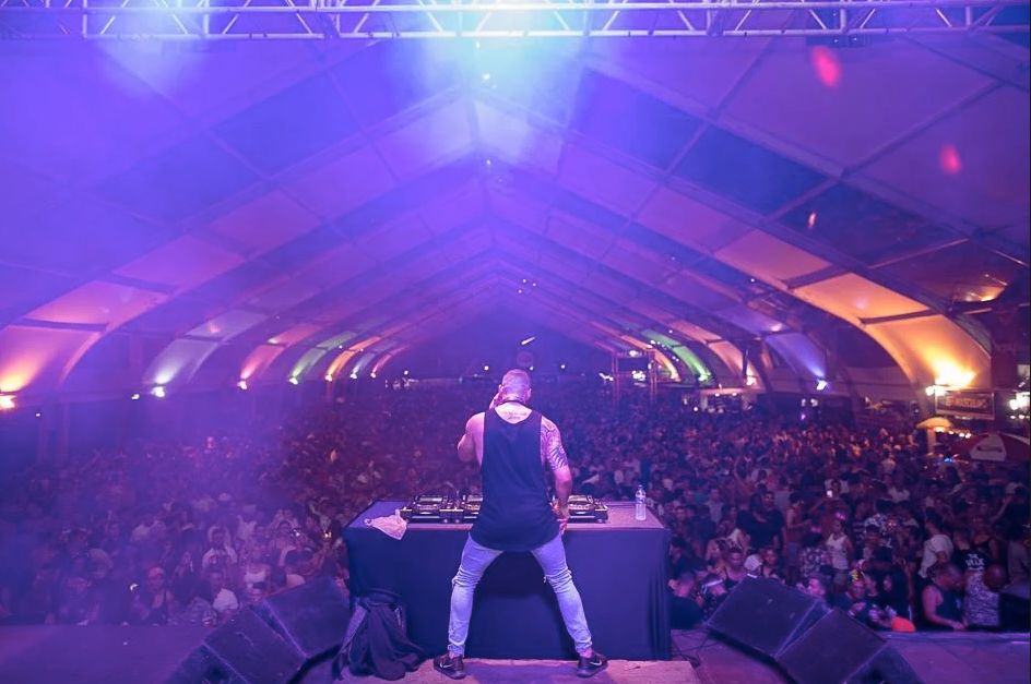 DJ e público