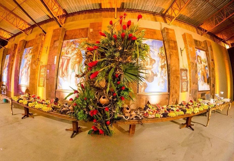 Mesa de frutas com arranjo floral central