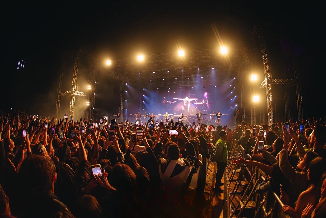 Estrutura de palco e telões na balada