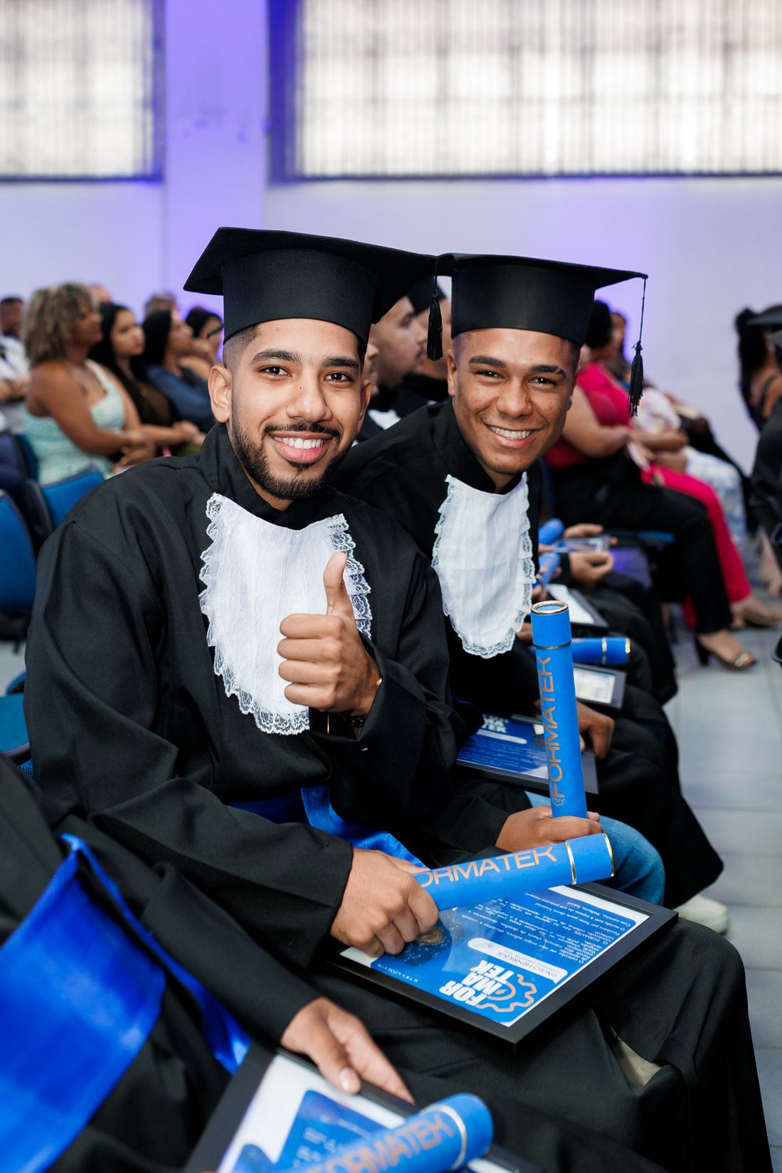 Formandos com o diploma em mãos