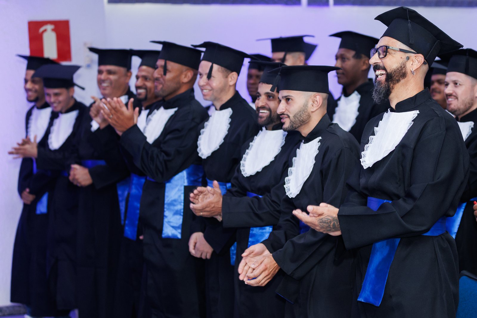 Turma de formandos comemorando na cerimônia
